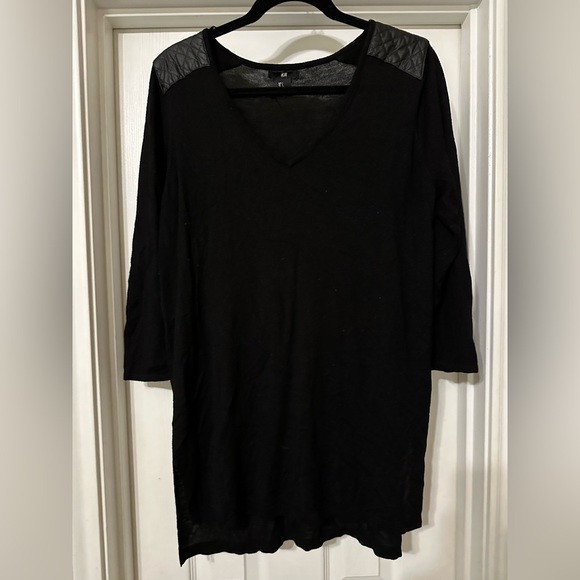 Black lightweight sweater tunic with faux leather shoulder patches size large - Picture 2 of 2